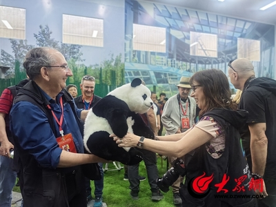 机遇中国·活力山东丨非遗裘皮“捏”出熊猫萌态 千年牡丹“酿”就产业新篇章